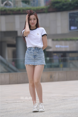 编码1560蓝色牛仔热裤美女