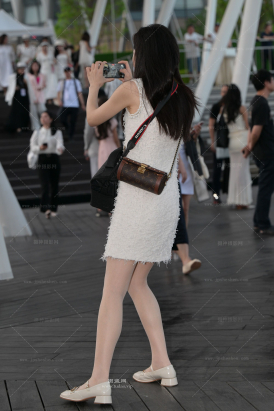 241021-16=101√女摄影师丝袜闺蜜