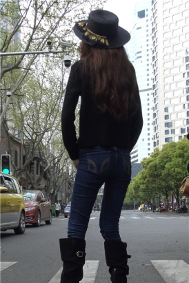 4k-蓝色牛仔裤+皮裙街拍大美女 [1.10 GB]