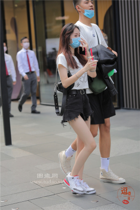 编码2525热裤美腿