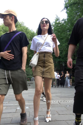 4K - 性感大长腿高跟街拍短裙靓女 [1.10 GB/MP4]