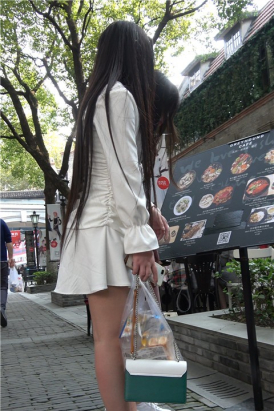 白色连衣裙MM秀发很长 [570 MB/MP4]