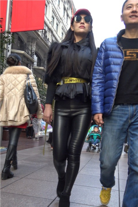 4K 街拍皮裤墨镜女逼格很高 [1.07 GB]