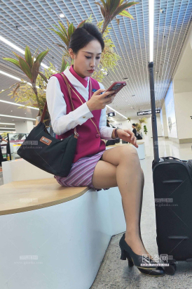 4K视频偶遇南航空姐下班肉丝高跟清秀气质