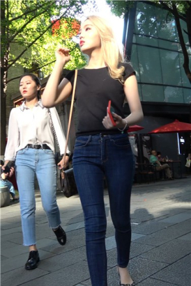 4k超清，街拍紧身蓝牛金发小姐姐，颜值爆表 [3.42 GB]