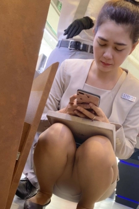 买珠宝遇到小姐姐蹲下来 精彩