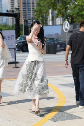 白皙肌肤，大露背长裙女神~