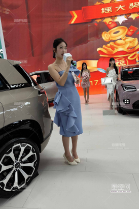 气质蓝色裙白色高跟主持人