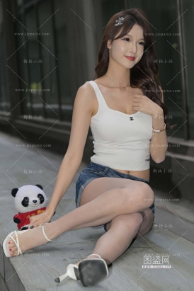 热裤美腿小姐姐