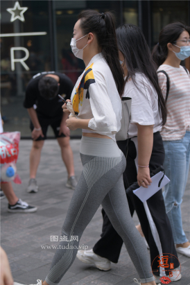 编码2261紧身裤翘臀美腿小姐姐