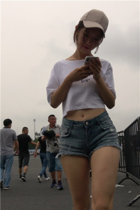 青春气息牛仔热裤白T恤街拍美女小姐姐 [801 MB]