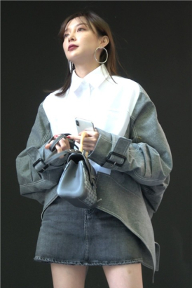 4K - 牛仔短裙时尚街拍美女 [1.73 GB/MP4]