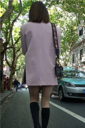 4K - 粉色长款大衣街拍美腿熟女 [681 MB/MP4]