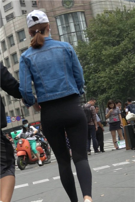 4K - 超紧身弹力裤牛仔外套街拍鸭舌帽小姐姐 [0.99 GB]