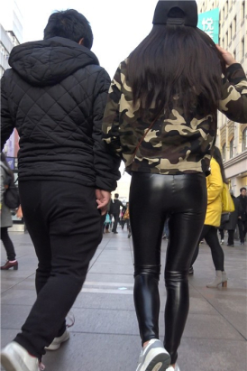 4K - 街拍紧身皮裤迷彩衣美姑娘 [1.11 GB]