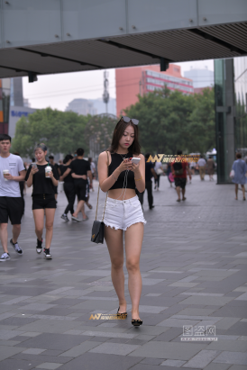 【街拍之魂赛帖】时尚热裤小少妇
