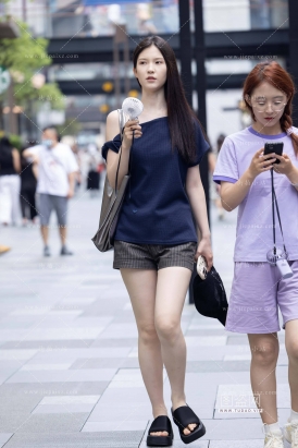 街拍黑色拖鞋美腿小姐姐