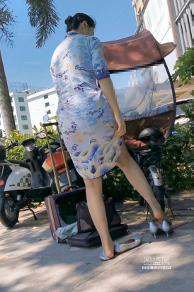 4K视频路上罕见海航两位空姐灰丝换高跟震撼