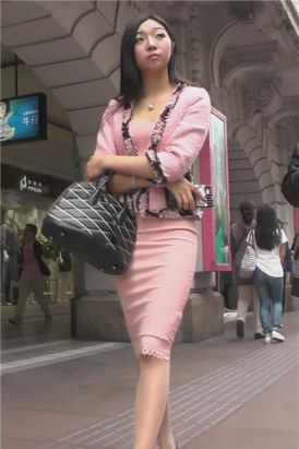 街拍超美颜值小姐姐，粉色包臀裙勾引人 [984 MB]