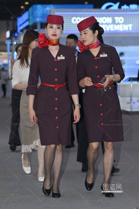 26917-47-63√上海航空-俩空姐在溜达呢