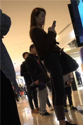 4K商场偶遇宽臀紧身黑色牛仔裤美女 [554 MB]