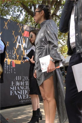 4K - 极品好身材黄金比例街拍美女 [815 MB/MP4]