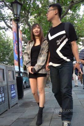 4K - 街拍黑色包臀短裙小妹 [2.40 GB/MP4]