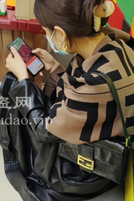 亲子乐园时尚气质美女宝妈休闲遛娃街拍视频4分钟整