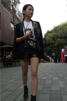 黑色小西装街拍丝袜美女 [879 MB/MP4]