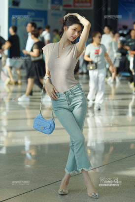 牛仔长腿气质美女