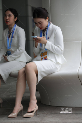 后台脱鞋挑鞋休息的礼仪肉丝白色制服优雅知性