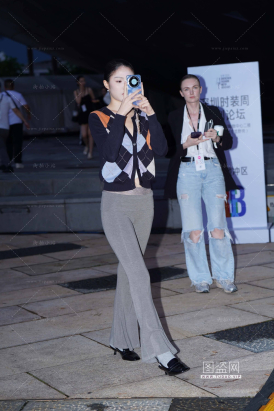 灰色长裤时尚美女