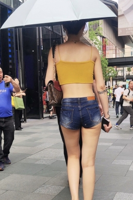 跟拍苗条大长腿热裤美女5分07秒 [2.23 GB/MP4]