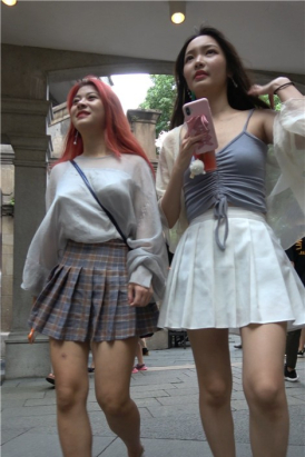 4K - 白色短裙吊带衫街拍凉高跟美女 [1.48 GB]