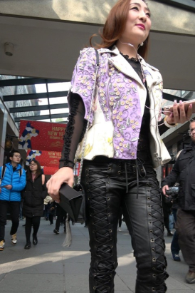 4K 性感长腿街拍皮裤高跟御姐美女 [601 MB]