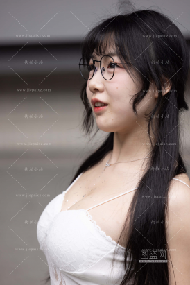 CMS昆山车展-网红珂珂汤小圆的丰满美胸和黑丝