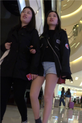 4K - 跟闺蜜逛商场的超短热裤街拍肉丝袜长腿美女[1.31 GB]