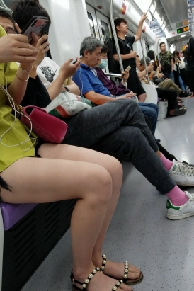 4K - 漂亮小清新马尾辫小姐姐 [611 MB/MP4]