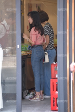 【视觉冲击赛贴】买撸串串的紧牛美眉