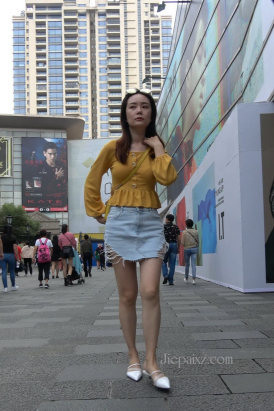 4K - 黄色衣服街拍美女 [1.65 GB/MP4]