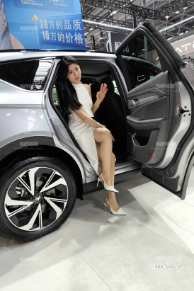 车展白高跟美腿车模