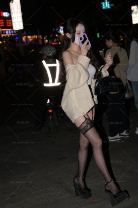 婀娜多姿的女子240316-6-38