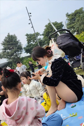 公园偶遇年轻时尚肉丝街拍少妇诱人姿势2分30秒