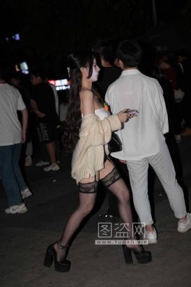 热裤吊带白脸黑丝