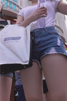 美腿热裤青春丰满美女撩发瞬间很迷人 [416 MB]