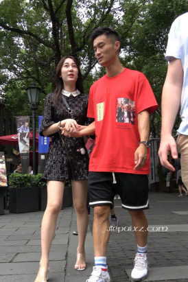 4K - 街拍热恋中的黑色连衣裙妹子 [2.44 GB/MP4]