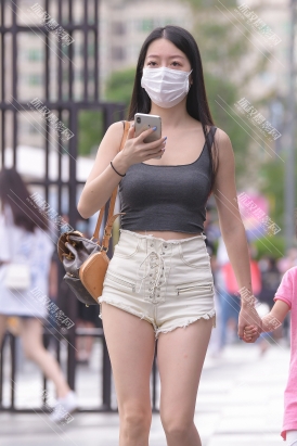 【J4305】热裤大白腿的辣妈