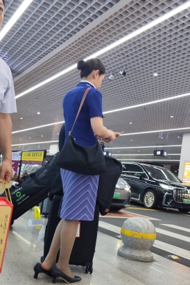 4k南航国际乘务长穿备用灰si脱鞋露脚跟歇歇