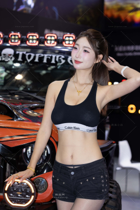 黑色热裤美女车模