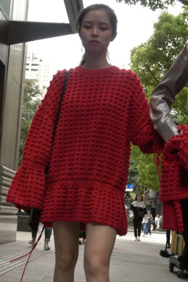 4K - 街拍红衣街拍美腿街拍美女 [644 MB/MP4]